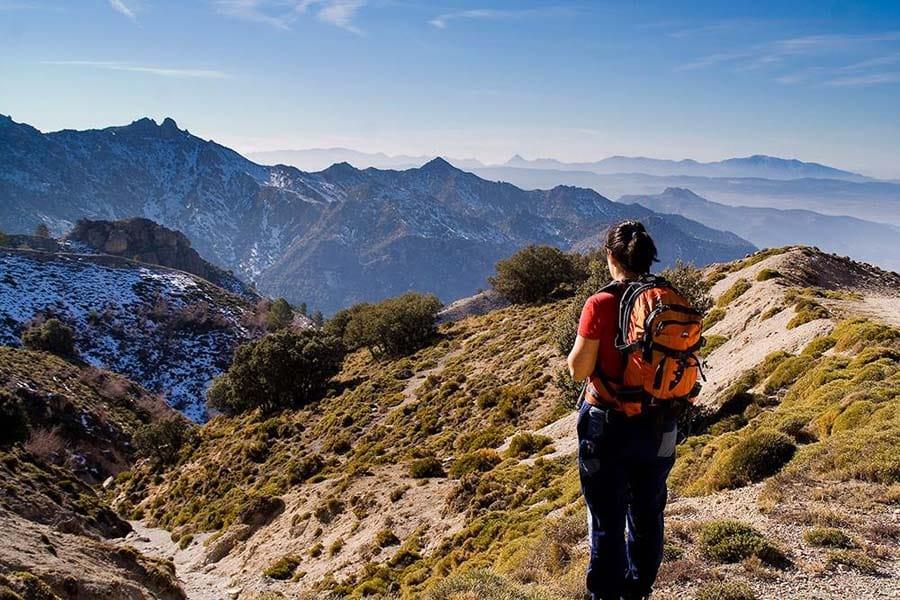 beschermde natuurgebieden als de Sierra Nevada, Sierra de Baza en Sierra de Hutor. Besneeuwde bergtoppen en canyonachtige roodgekleurde heuvels geven de omgeving een wonderlijke aanblik.