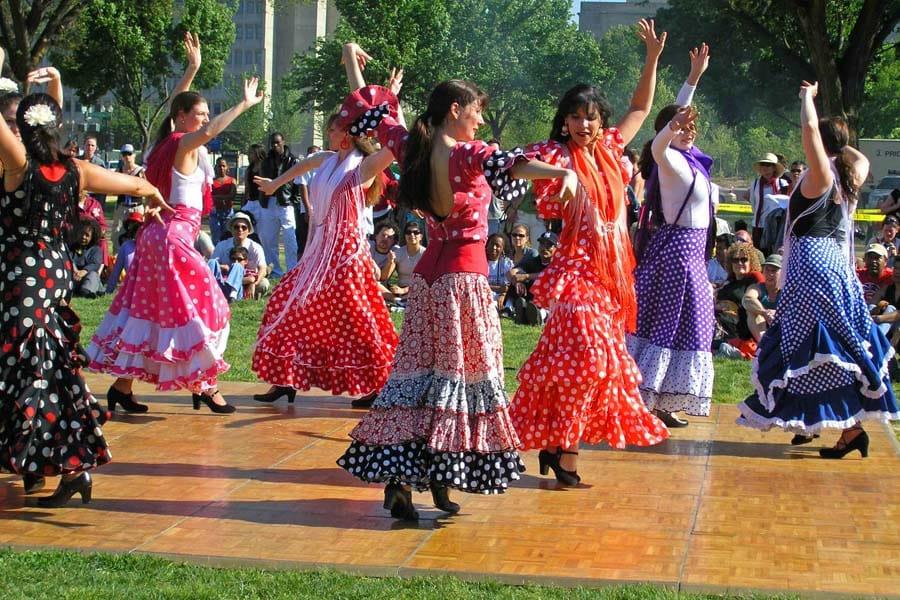 Flamenco Flamenco is de ziel van Andalusië. De dans is een vurige artistieke uitdrukking van levensvreugde en verdriet en gaat gepaard met veel geklap, gestamp en gezang.