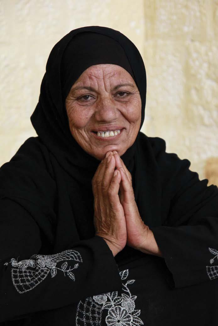 Het voorbeeld van Um Hikmat Um Hikmat Khaled maakt deel uit van een vrouwencoöperatie die maftoul aan Canaan verkoopt.