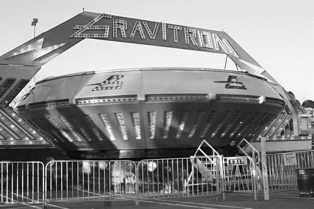 Gravitron Figuur 1 toont de kermisattractie Gravitron. Hierbij nemen de passagiers plaats in een soort ton die gaat draaien.