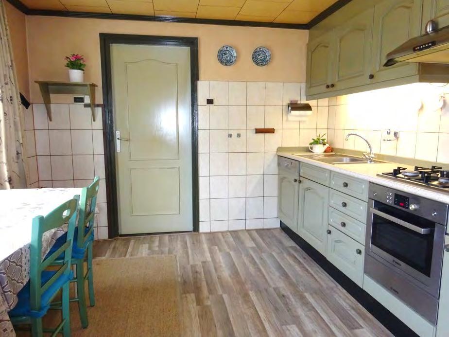 Keuken Vanuit de woonkamer is er een toegang tot een ruime keuken.