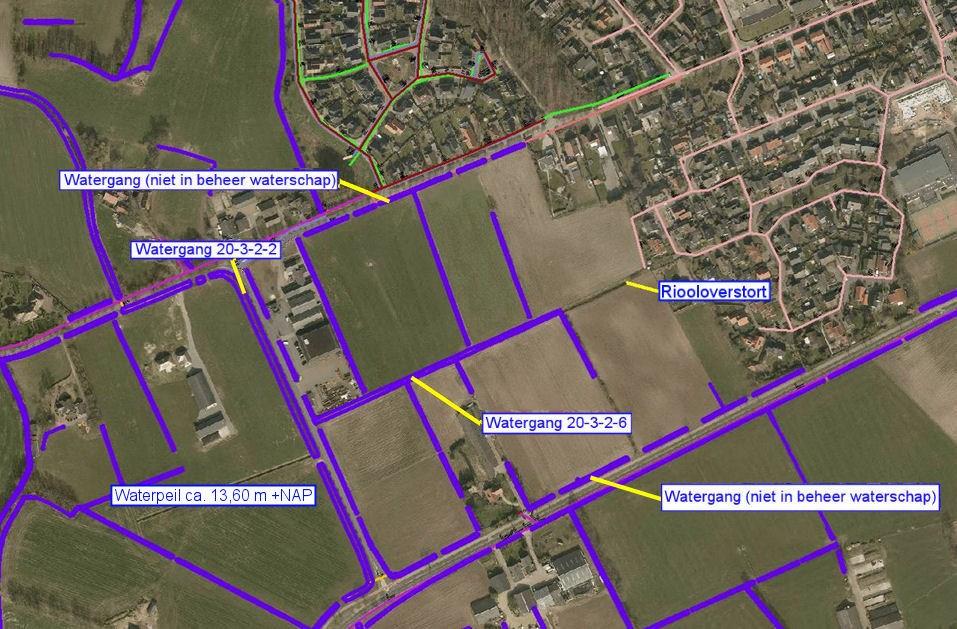 2.2 Afwatering In figuur 2.2 staan de watergangen in en rondom het plangebied weergegeven. Figuur 2.2 Ligging watergangen Midden door het plangebied ligt van oost naar west een watergang.