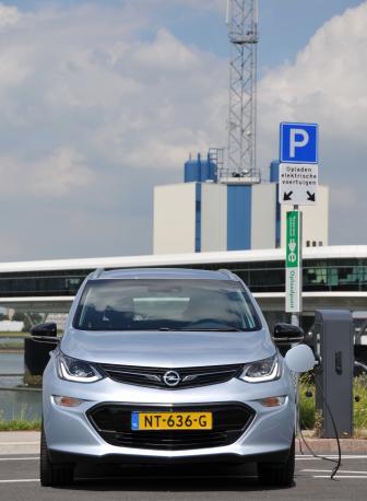 Autozine rijdt daarom een half jaar lang 100% elektrisch met de Opel Ampera-e.