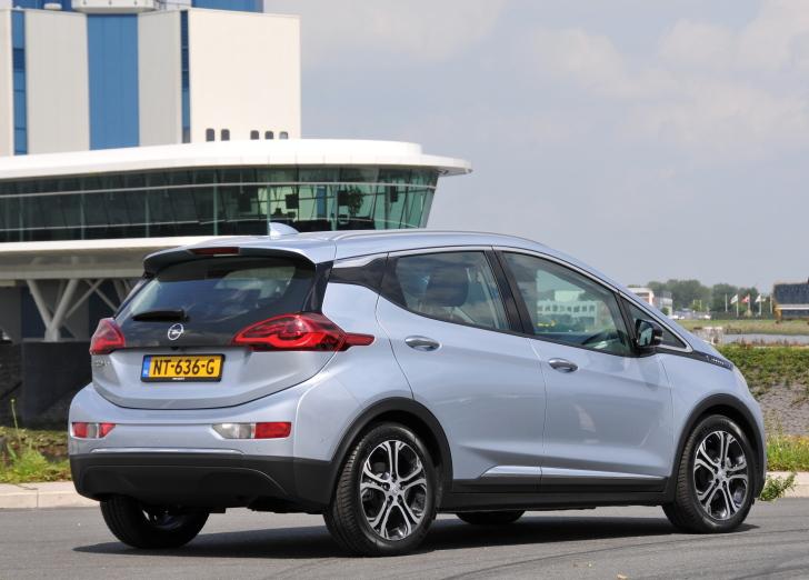 Nederlandse testauto anders dan de Noorse demo. De Nederlander is nog sneller en reageert nog gretiger op het gaspedaal.