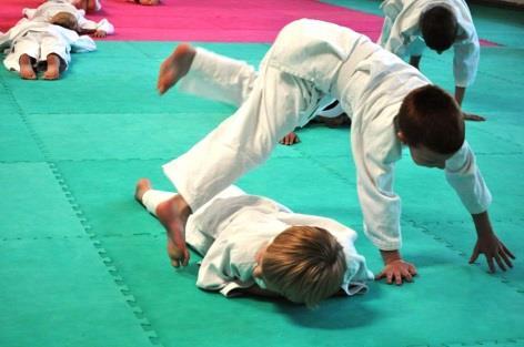 Judo Werk op speelse wijze aan je weerbaarheid! Bij kinderaikido vergroot je jouw zelfvertrouwen, evenwicht en soepelheid. Je leert veilig te vallen en te rollen. Plezier staat bij ons centraal.