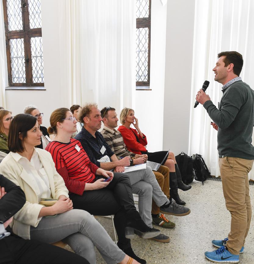 De zaal is uitermate geschikt voor lezingen en presentaties, recepties en samenkomsten.