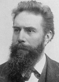 X-straling (Roentgenstraling) Ontdekt door Wilhelm Conrad Röntgen op 8 november 1895 Ontstaat door afremming van elektronen - als secundair effect bij radioactief