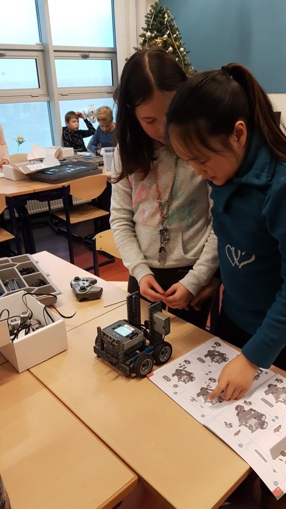 Zo hebben de leerlingen onder andere al kennis gemaakt met VEX Robotics en Ozbots. De beginselen van het leren programmeren worden aangeleerd.