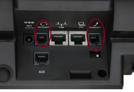 Bij hoofdtelefoons hoeft slechts de stekker in het toestel geplugd te worden, in het poortje waar Headset boven staat. 2.