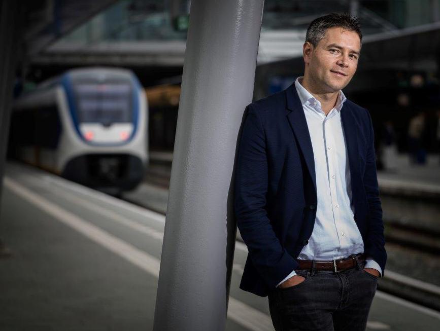 MEE - interview NS Freek Dankers, Contractmanager Energie van de NS: Wij nemen onze verantwoordelijkheid in de energietransitie De Nederlandse Spoorwegen (NS) zijn grootverbruiker van energie.