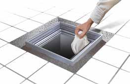 Hou rekening met de eindafwerkingslaag. Gebruik de waterpas om het tegelen klinkerdeksel op de gewenste hoogte te plaatsen. 2 OPENEN Geef het beton voldoende tijd om te harden (minimum 48 uur).