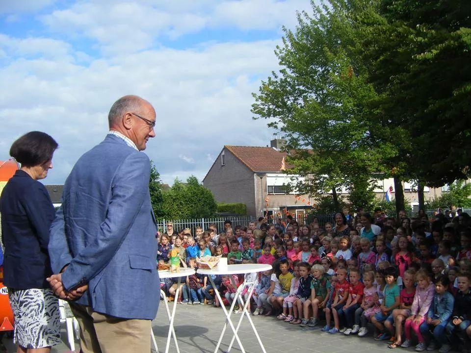 Afscheid van directeur De Heiberg Groot feest op basisschool De Heiberg afgelopen woensdag 25 juni. Daar namen de kinderen en het personeel van de school afscheid van directeur René Hoppenbrouwers.
