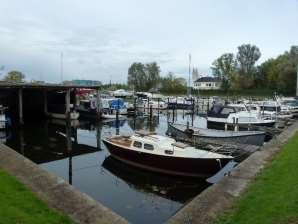 We kregen toestemming de haven en winterstallingloodsen te bekijken. De haven heeft 260 ligplaatsen. In de winter staan ca.