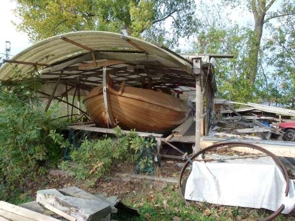 Onder een overkapping in de haven van Boterman ligt een nieuwe houten boeier waar nog aan wordt gewerkt. 4.9.