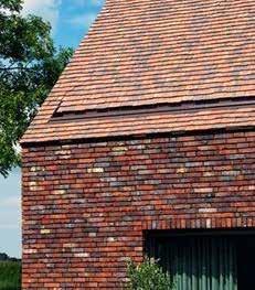 donkerpaars. De voeg ondersteunt de kleur van de baksteen en de architectuur.