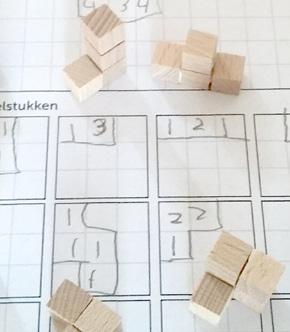 Driedimensionaal heeft drie richtingen: lengte, breedte en hoogte. Legpuzzels zijn twee dimensionaal, die hebben alleen lengte en breedte, maar gaan niet de hoogte in.