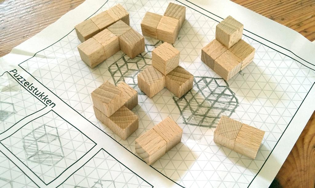 Laat elk team hun puzzel echt maken door de houten blokjes met lijm aan elkaar te plakken.