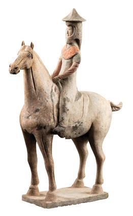 Door paarden getrokken strijdwagens werden al gebruikt tijdens de Shang Dynastie ongeveer 3500 jaar geleden. In oorlogen gingen paarden een steeds belangrijkere rol spelen.