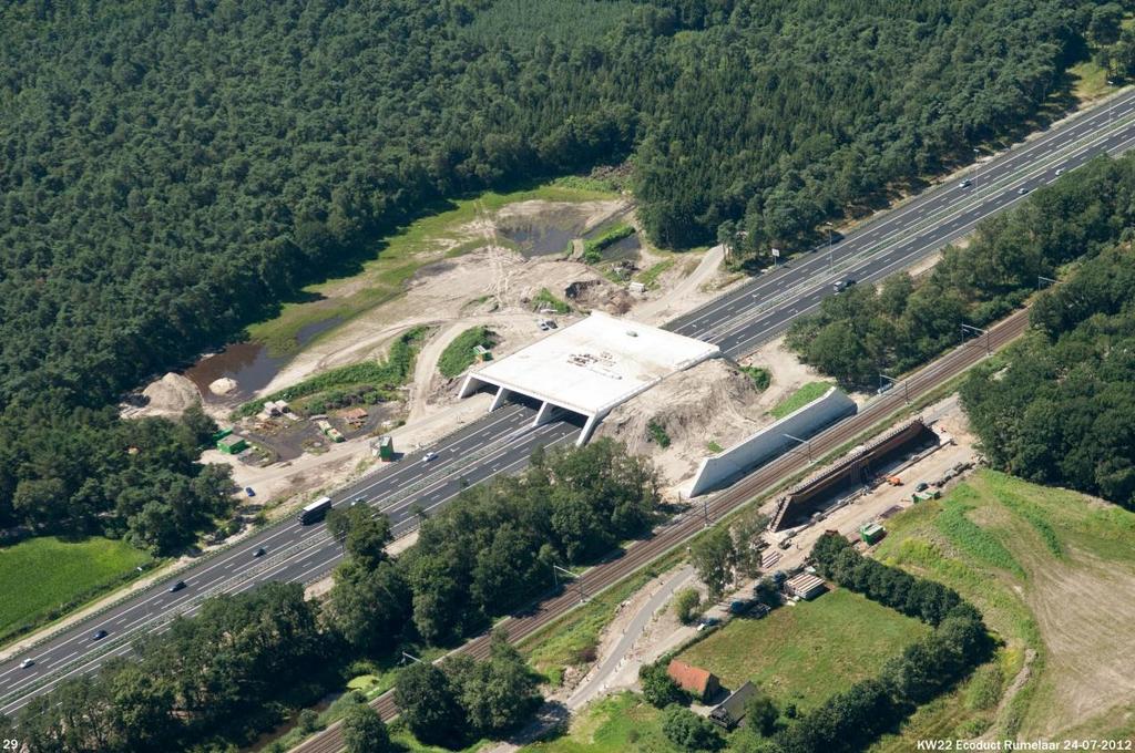 Blad 2 van 5 Luchtfoto eind juli 2012; inmiddels is het ecoduct Rumelaar ook gereed aan de spoorzijde. Begin volgend jaar wordt de beplanting aangebracht.