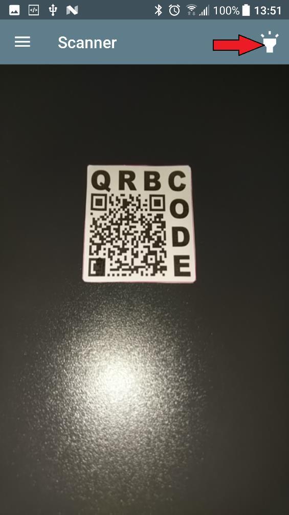Mocht je QRB code moeten scannen in een donkere omgeving kan je in