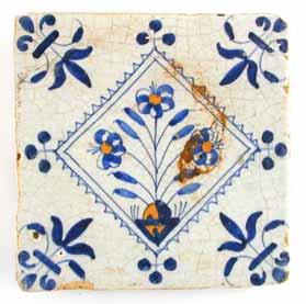 Afb. 33 Twee tegels met afbeelding van valkenier en bloemenvaas, aangetroffen in een greppel uit de periode 1650-1959 in sleuf 5 (vondstnummer 14 en 24). De tegels dateren beide van rond 1625.