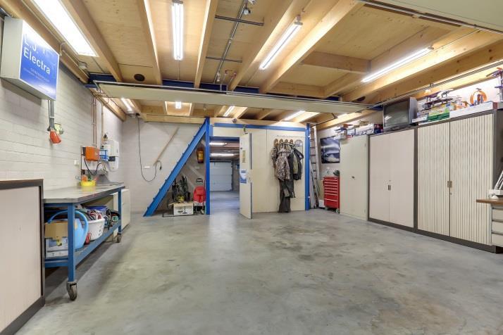 Tuin, garage, werkplaats & oprit De garage is 33 m² groot en voorzien van een lichtkoepel, een elektrische sectionaaldeur naar