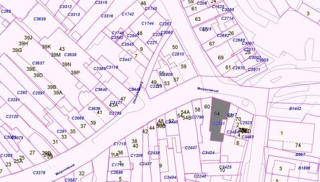 Het pand heeft gemeenschappelijke bouwmuren met de buurpanden en staat met de voorgevel in de rooilijn.