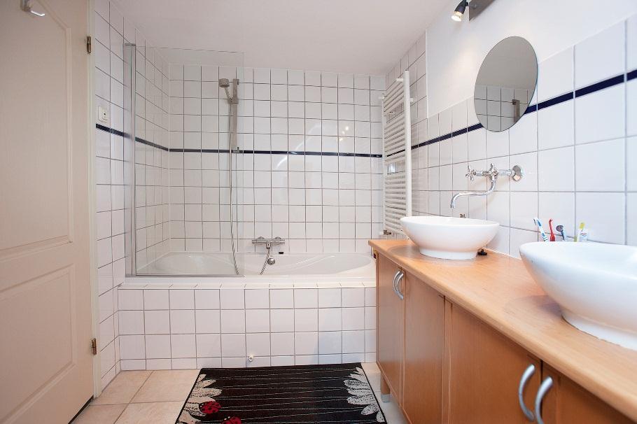 -installatie, witgoedaansluitingen en opbergruimte maar welke ook toegang geeft tot de toiletruimte (modern hangcloset met