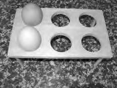 Een eierrekje bevat een aantal even grote ronde openingen. Zie de foto.