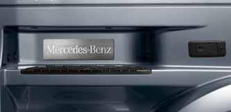 De omlijsting rond het Mercedes-Benz logo onder de voorruit benadrukt het persoonlijke karakter van uw truck en ook het Mercedes-Benz instapembleem trekt bij