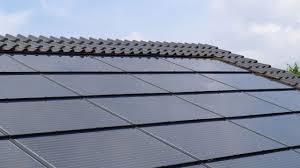 Zonnepanelen en glas worden opgenomen in het dakvlak.