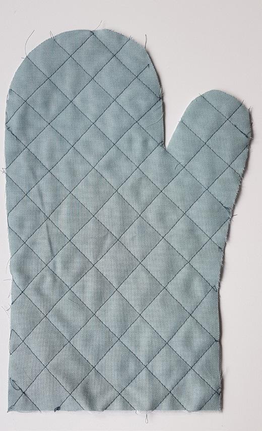 Met behulp van de lijnen op de vlieseline stik je de stof door en krijg je een mooie gewatteerde persoonlijke BBQ handschoen. Zet met Vaderdag de BBQ maar klaar!