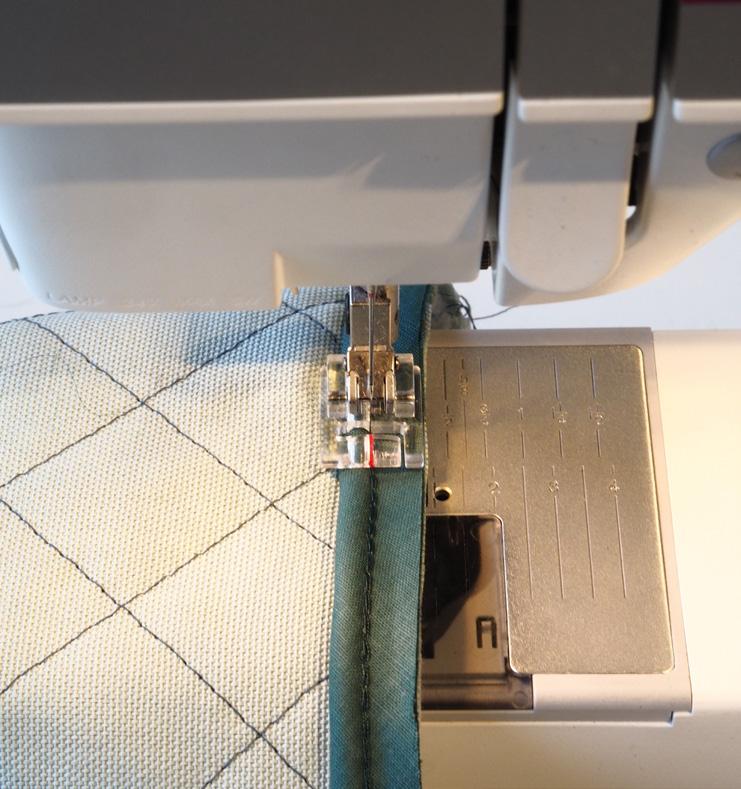 Leg het band gelijk met de rand. Foto 4. Gebruik voor het naaien van paspelband een paspelvoetje of een ritsvoetje. Stik over het stiksel van het paspelband heen.