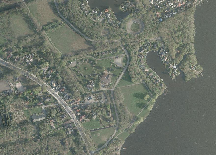 2. Huidige en beoogde situatie 2.1 Beschrijving van het projectgebied, huidige situatie Het project voorziet in het oprichten van vier vakantiewoningen op het perceel Oude Badweg 1 te Eelderwolde.