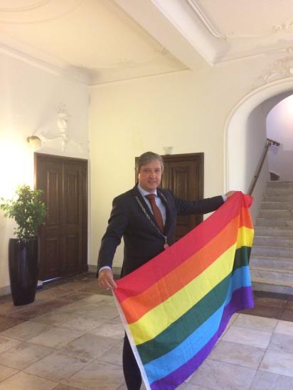 Regenboogvlag Op 11 oktober 2017 ging de regenboogvlag in top bij de gemeente Tiel.