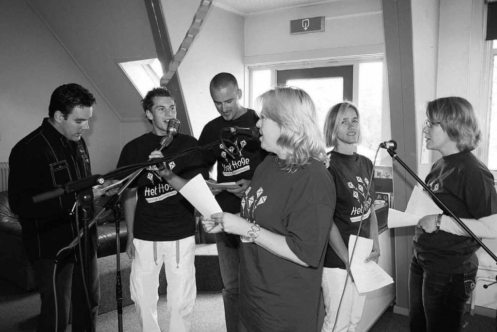 " The Addink Family met leadzanger Bastiaan Meijerink. De zestien deelnemers aan het Vordens Songfestival zijn druk aan het oefenen.