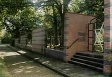 Joods monument Het monument op de Joodse begraafplaats in Hardenberg is een bakstenen muur. De muur is opgebouwd uit zeven stukken die steeds hoger worden.