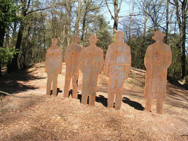 Dit monument lijkt meer op een kunstwerk, dan op een gedenkteken. Je komt het tegen in het bos bij Hoogeveen. Er hoort ook een verhaal bij.