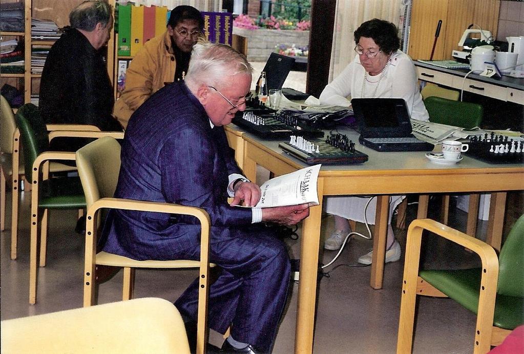 Cobie Louwman, Jans vrouw, steun en toeverlaat, bewaakt de tafel met demonstratie-schaakcomputers. Ondertussen kan Jan even tot rust komen. Henk de Kleijnen Mephisto Berlin Professional 68020 1.