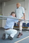 De patiënt kan zo ervaren dat zijn kniegewricht veilig gestabiliseerd wordt in extensie. Vrij en veilig bewegen. Als de patiënt veilig kan staan wordt hij gestimuleerd tot vrij bewegen in stand.