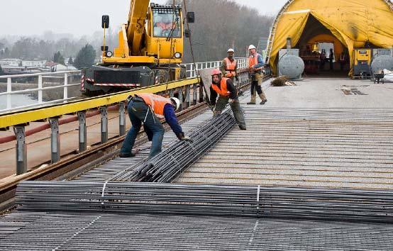 mengtijd tenminste 3 minuten per charge teneinde de gewenste plastificerende werking te verkrijgen. Met betonmixers (max.