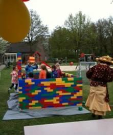 Het was gelukkig droog weer. Het was niet zo warm, maar dat mocht de pret zeker niet drukken. Het was gezellig druk, en de kinderen konden allerlei leuke dingen doen.