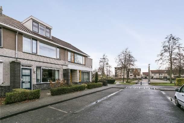 De woning ligt in een rustige, kindvriendelijke omgeving. De wijk is opgezet in de jaren 90 en is gunstig gelegen t.o.v. s-hertogenbosch en het centrum van Rosmalen waardoor optimaal gebruik kan worden gemaakt van de faciliteiten van beide plaatsen.