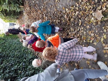 We bereiden de kinderen daar op voor door er over te praten en te zingen in de kring. Daarbij maakten we een vlaggetje voor de intocht in Coevorden.