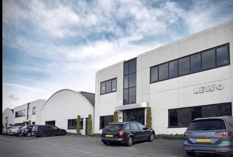 HOLLANDS KWALITEITSPRODUCT UIT WOUDENBERG Al sinds 0 houdt metaalwarenfabriek LEWO zich bezig met het op maat vervaardigen van hoogwaardige rookgasafvoeren en schoorstenen uit roestvaststaal.
