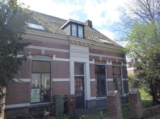 Quickscan flora en fauna Bestemmingsplan Beverweg 104-110 Gemeente Breda Figuur 5.4. Impressie woning Teteringsedijk 126, met links een vooraanzicht van het huis en rechts een impressie van de tuin.