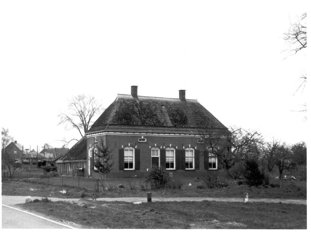 zijnde een leen; twee goederen, genaamd Rensinck en Egbertsgoed, gelegen in de buurschap Stockum, onder het gericht van Kedingen, waarvan het goed Rensinck leenroerig is; twee leengoederen Groot en