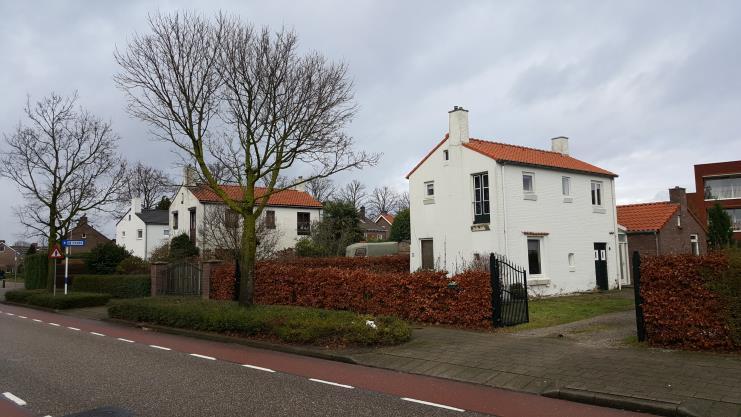 Ten oosten van de singel liggen aan de Stationsweg enkele monumenten en diverse karakteristieke panden, welke tezamen met Sint Servatius een waardevol historisch gebied vormen (zie detailkaart D).