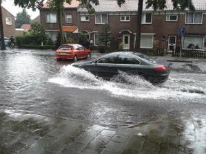 En zoals je weet is het klimaat het gemiddelde weer dat over een periode van 30 jaar is gemeten. Bron 1: Foto s van wateroverlast in de Regio IJmond bij Beverwijk en Heemskerk in 2014 (Bron:?