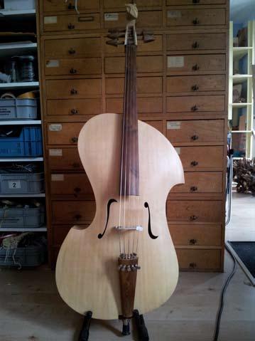 BESCHOUWINGEN - door Rob van den Broek Sinds 1998 bouw ik instrumenten, voornamelijk strijkinstrumenten, dus violen, altviolen en cello s. Deze cello Quinton heb ik gebouwd in 2011-2012.